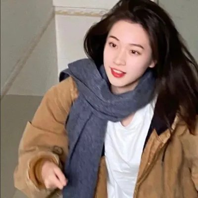 随盲柳入眠的女人